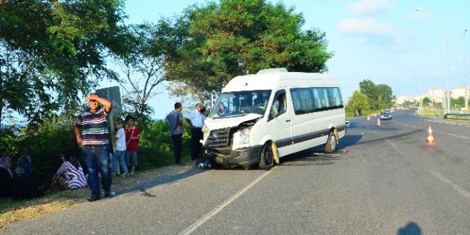 Ordu'da kamyonetle minib�s �arp��t�: 11 yaral�
