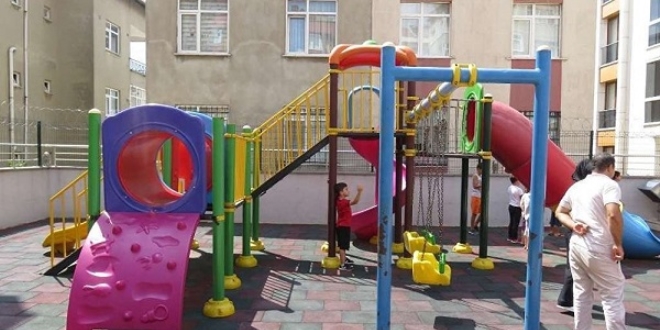 Parkta oynayan çocuklara ateş açtı