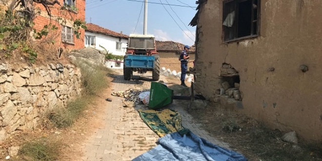 Traktörün sepetinden düşen kişi hayatını kaybetti