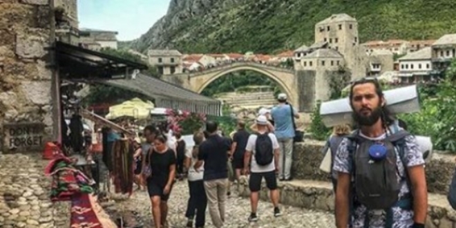 T�rkiye'den otostopla yola ��kt�, t�m Balkanlar� bedava gezdi