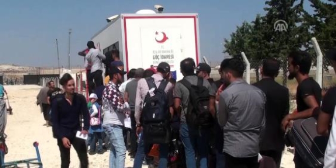 Göçmenler, kayıt için uzun kuyruklar oluşturdu