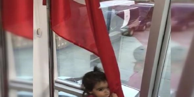 1,5 ya��ndaki minik Do�a'n�n T�rk bayra�� sevgisi