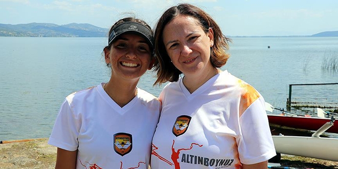 Anne-kız başarı için kürek çekiyor