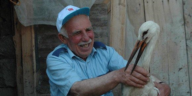 Sürüden ayrılan leyleğe vatandaş sahip çıktı