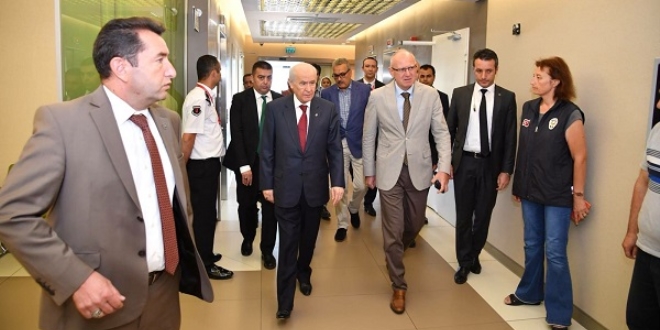 Bahçeli'den yaralanan polise ziyaret