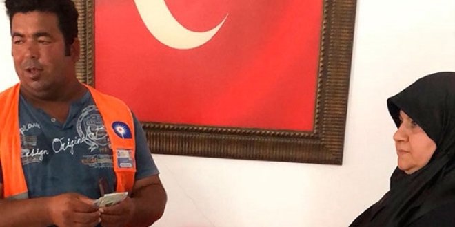 Suriyeli kadın, yolda bulduğu cüzdanı sahibine ulaştırdı