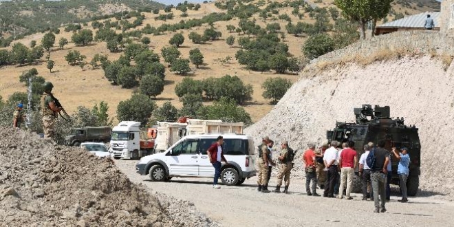 HDP'li vekil güvenlik güçleriyle tartıştı yolu kapattı