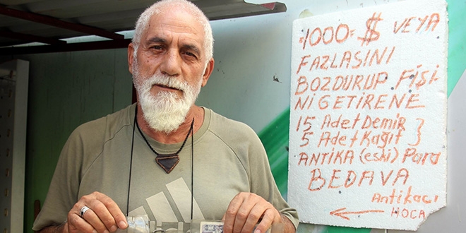 Emekli öğretmen, dolar bozdurana 'para' hediye ediyor