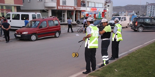 Sivas'ta otomobilin arpt ocuk ar yaraland