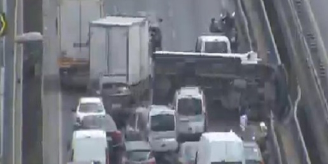 İstanbul'da E-5'teki kaza trafiği kilitledi