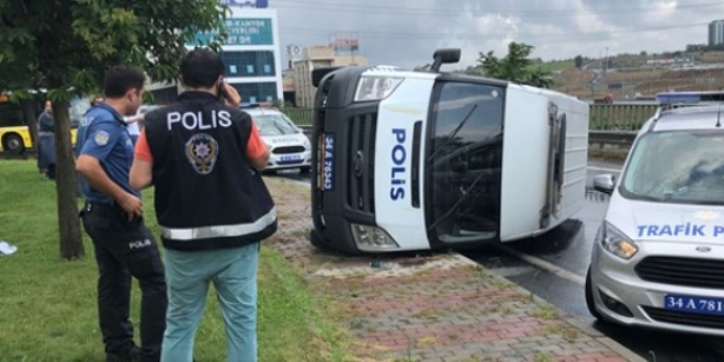 İstanbul'da polis aracı devrildi: 2 yaralı