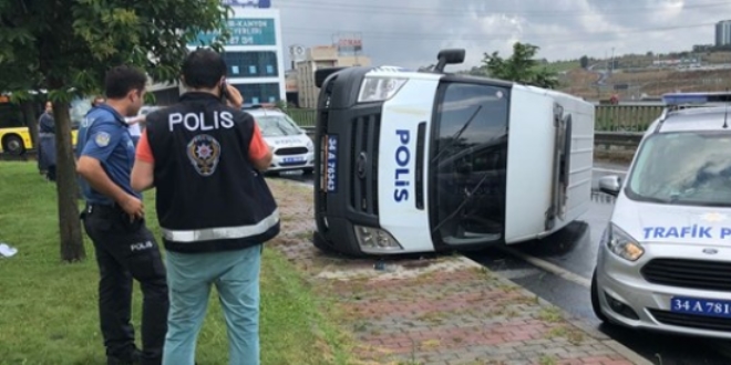 stanbul'da polis arac devrildi: 2 yaral