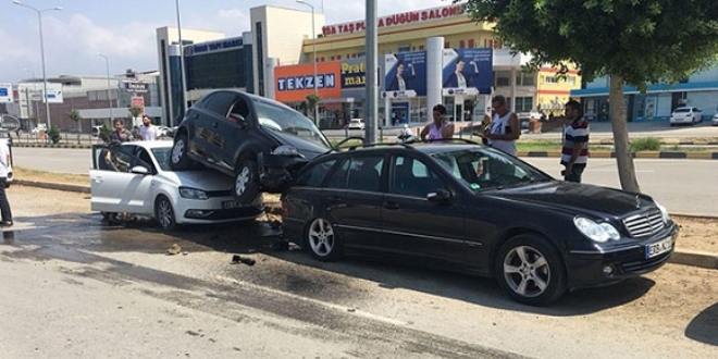 Otomobil, park halindeki otomobillerin üzerine çıktı