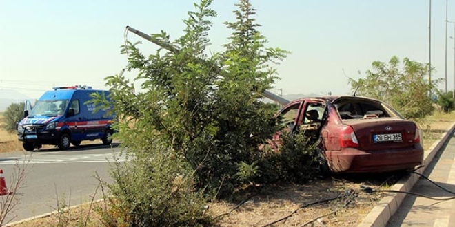 Askerlerin bulunduğu otomobil direğe çarptı: 1 ölü