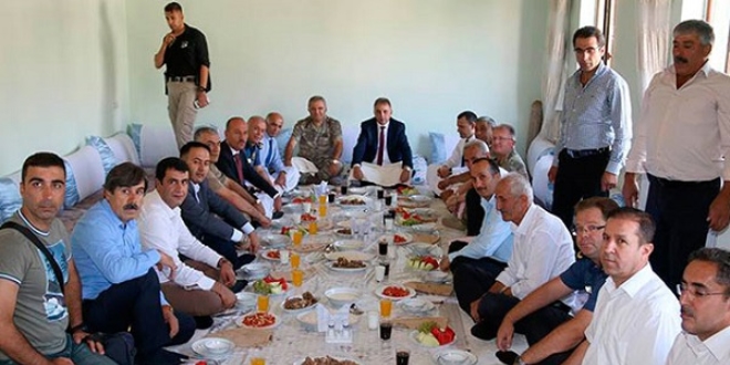 İran sınırındaki köylüler, ilk kez vali gördü