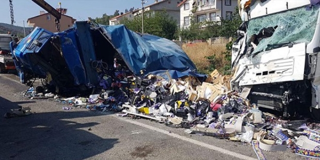 Kamyon, park halindeki TIR'a �arpt�! Ortal�k sava� alan�na d�nd�