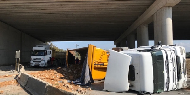 �ile'de hafriyat kamyonu devrildi: 2 yaral�