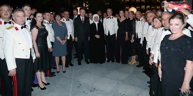 Erdoğan, komutanlarla hilal şeklinde fotoğraf çektirdi