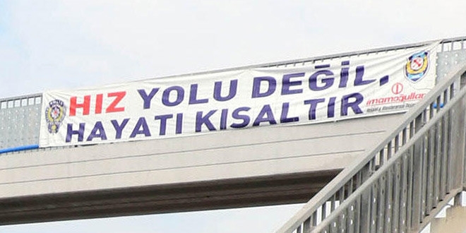 Uyar� yaz�s�n�n alt�nda feci kaza: �l� ve yaral�lar var