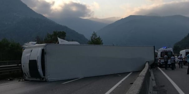 TIR, işçi servisine çarpıp devrildi: 8 yaralı