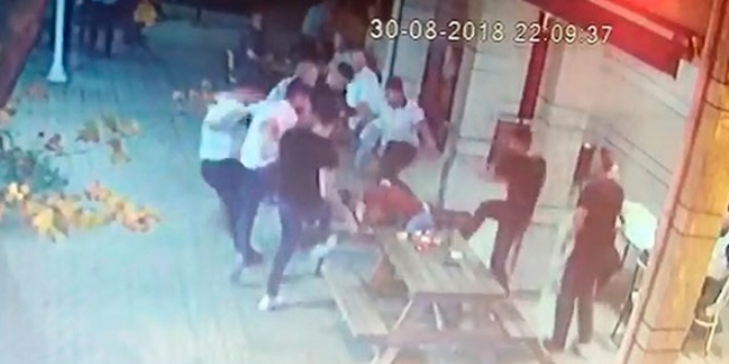 İntikam için cami avlusunda tekme tokat dövüp, bıçakladılar