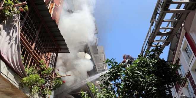 Kendini odaya kilitleyip evi ate�e verdi