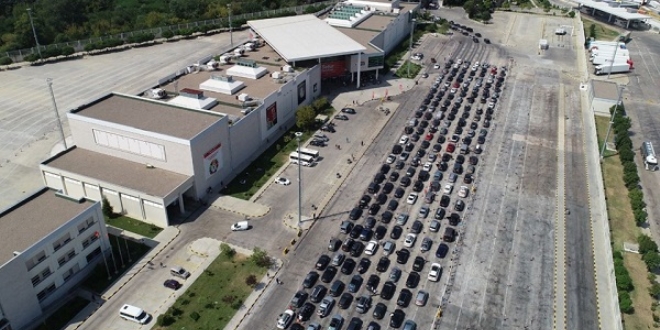 Sınır kapılarında kilometrelerce kuyruk