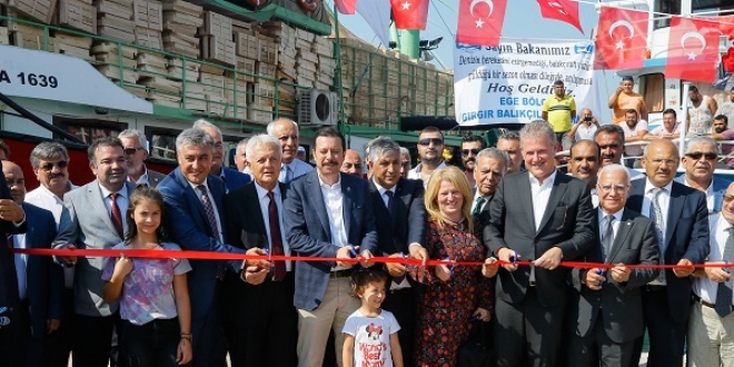 İzmir'de balıkçılar törenle 'ava' uğurlandı