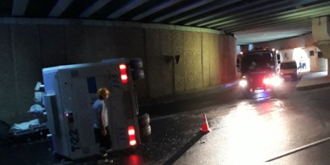 Fatih'te viraj� alamayan TOMA devrildi