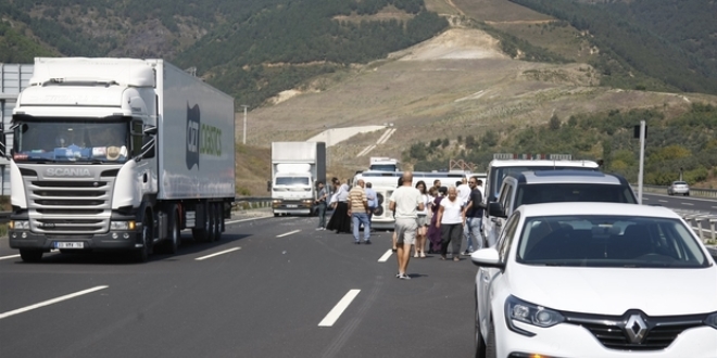 Otoyolda lastiği patlayan minibüs devrildi: 14 yaralı