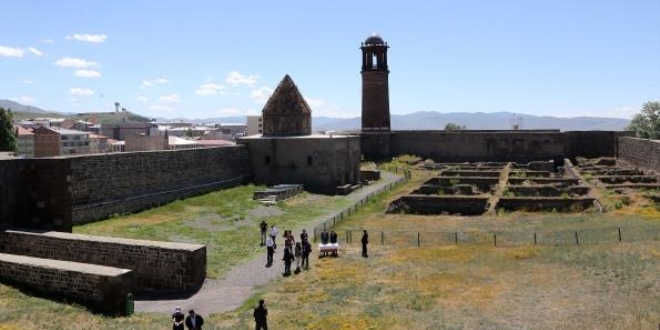Tarihi Erzurum Kalesi'nde 150 YÄ±llÄ±k PatlamamÄ±Å FÃ¼nyeler Bulundu ile ilgili gÃ¶rsel sonucu