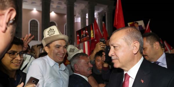Erdoğan, Kırgızların yoğun sevgi gösterisiyle karşılandı