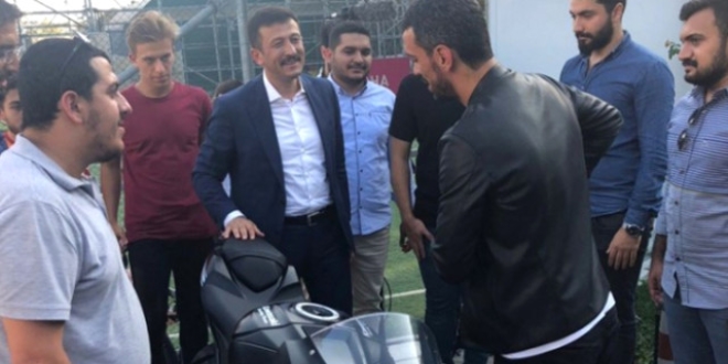 Sofuoğlu'nun motosikletini 10 kişi taşıdı