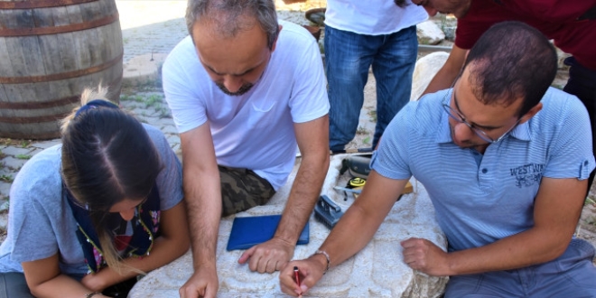 Kar�� kar�� gezdiler y�zlerce yaz�t buldular