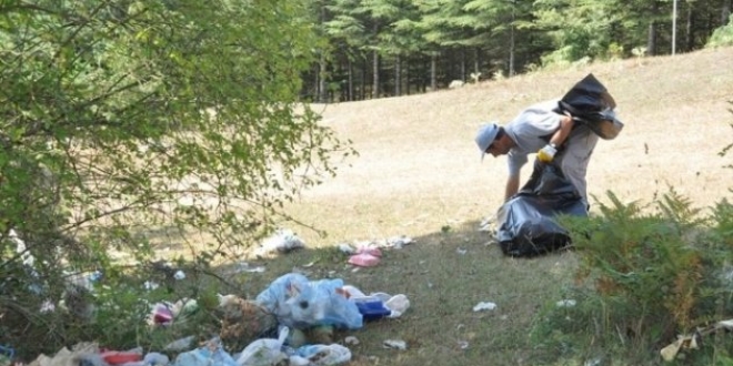 Piknikçiler kirletti 'taraftarlar' temizledi