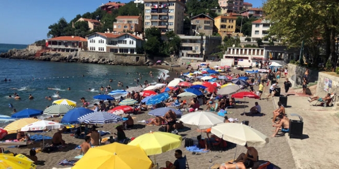 Sıcaktan bunalanlar plajlara akın etti