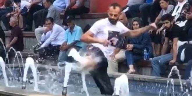 Süs havuzunda, fıskiyeden fışkıran suya karate yaptı