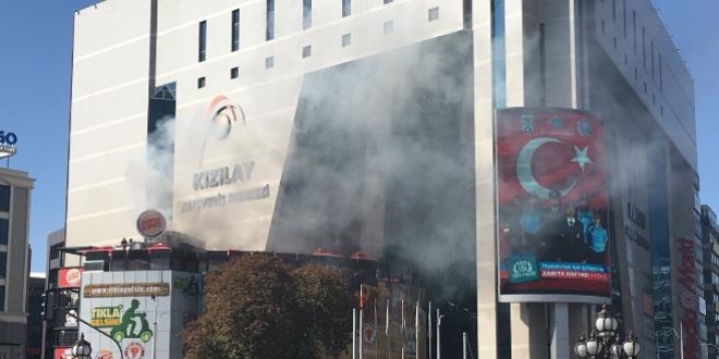 Ankara'da AVM'de korkutan yang�n