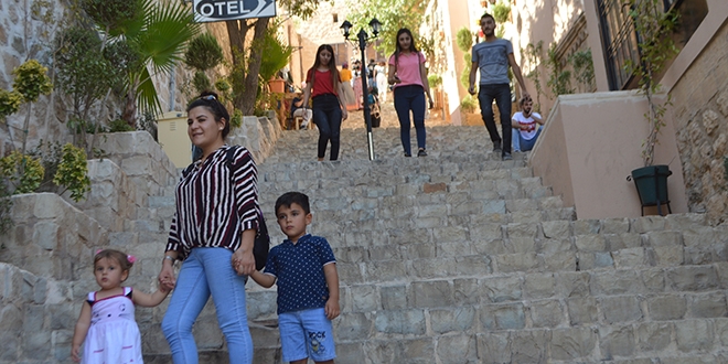 Turistler akın etti, adım atacak yer kalmadı