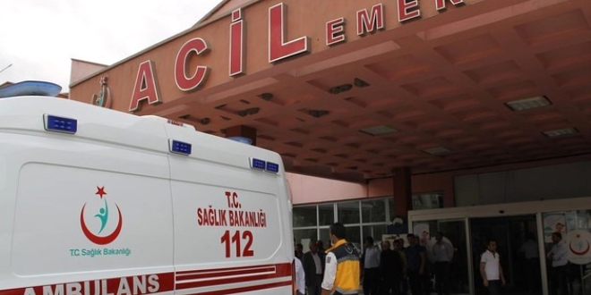 Kars'ta ambulans devrildi: 5 yaral