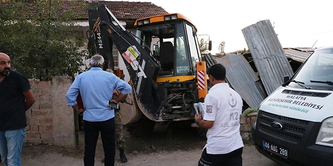 Kepçe eve girdi, avludakileri ezdi: 1 ölü, 2 yaralı