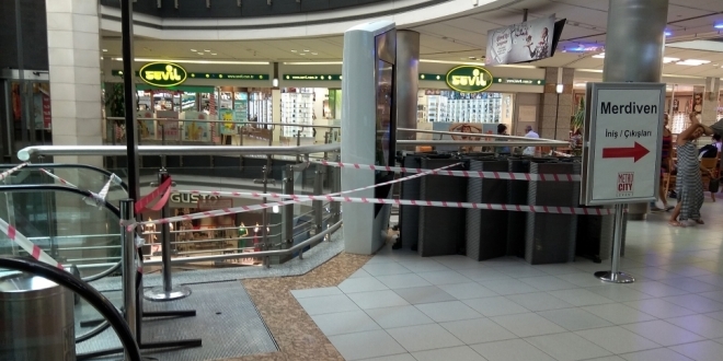 AVM'nin yürüyen merdivenleri sökülerek hacz edildi