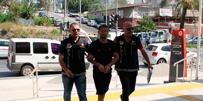Uyuşturucu poşetini yutup, kaçmaya çalışırken yakalandı
