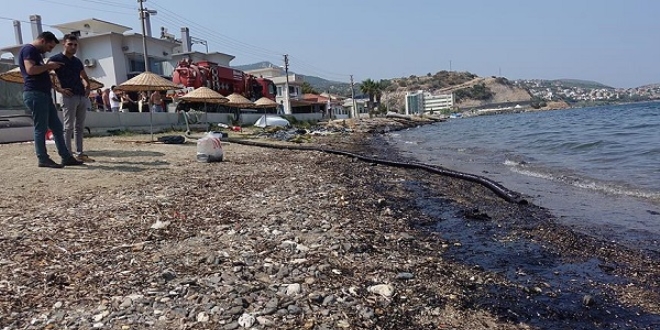 Foça'da akaryakıt sızan denizde temizlik çalışmaları sona erdi
