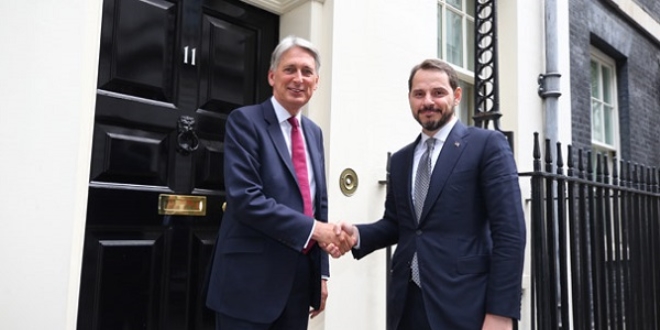 Berat Albayrak Londra'da bakanlarla bir araya geldi