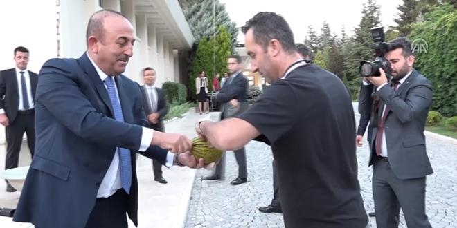 Çavuşoğlu, yetiştirdiği kavunları gazetecilere ikram etti