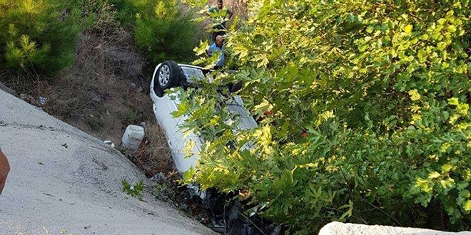 Balıkesir'de otomobil tarlaya uçtu: 2 ölü, 3 yaralı