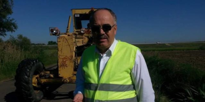 Belediyeye kızan meclis üyesi çöp topladı