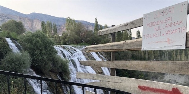 Tortum Şelalesi'ndeki yürüyüş alanında heyelan riski