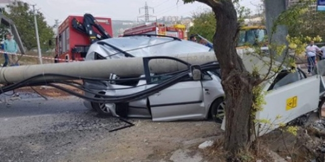 Önce durakta bekleyen yayaya, sonra direğe çarptı: 2 ölü